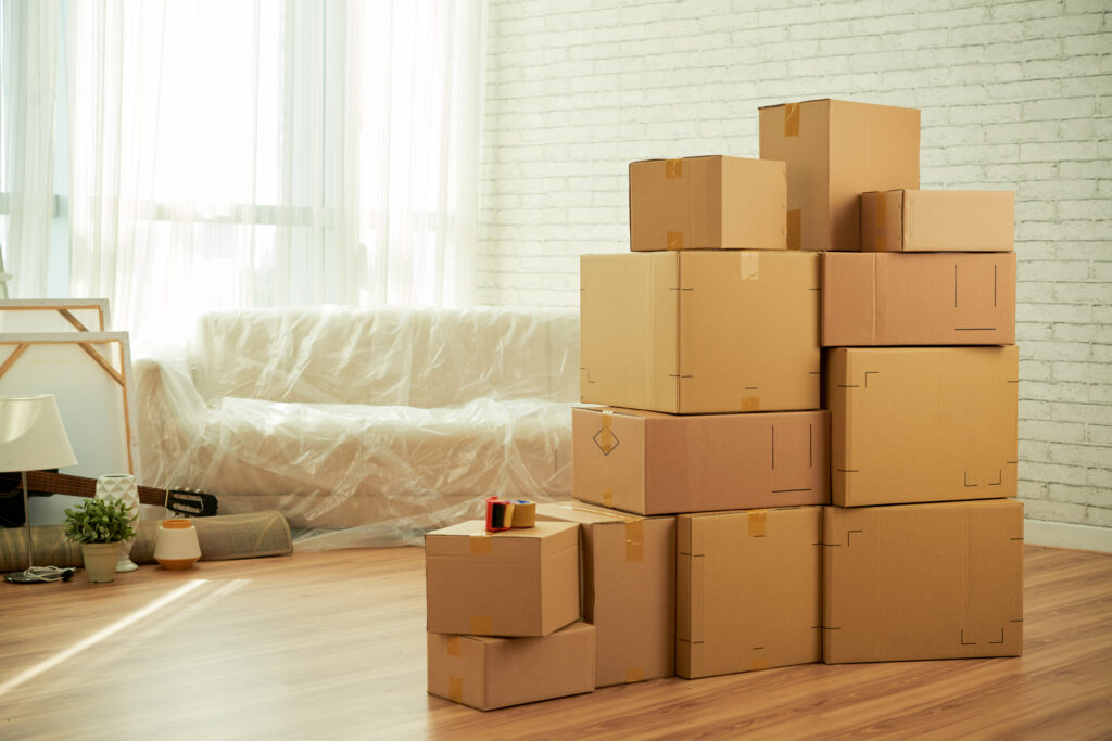 cartons de déménagement empillés